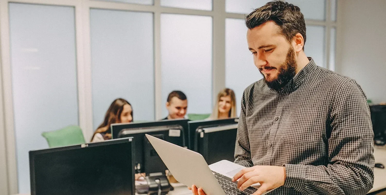 les travailleurs d une entreprise informatique travaillant sur un ordinateur